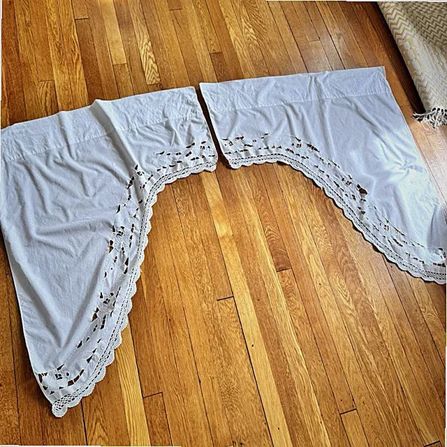 White Cotton Floral Bed Skirt Set with Lace Trim Vintage Irregular Corner Pieces